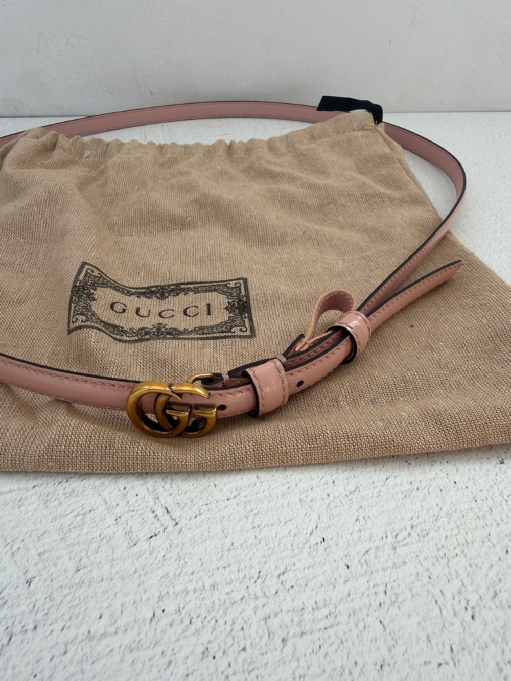 Gucci Slim Patent Leather Belt in Pale Pink with Gold Double G - Picture 4 of 11